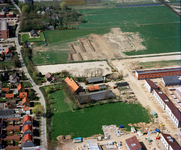 843593 Luchtfoto van het terrein waar een archeologische opgraving uitgevoerd wordt, ten noorden van de Groenedijk ...